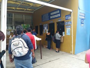 Pacientes comprando medicinas