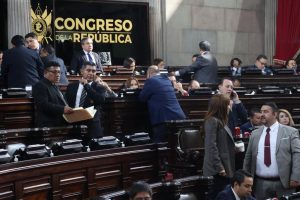Congreso sirve 2 platos que simbolizan la oposición a Bernardo Arévalo