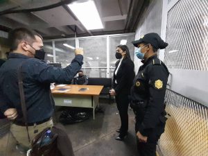 Un emisario de advertencia al quien protege Consuelo Porras